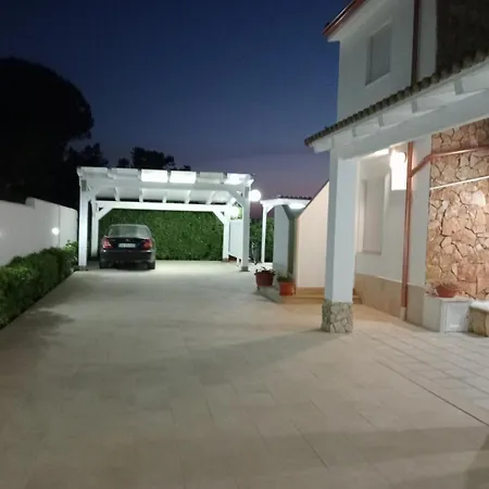 Semi-detached With Private Garden Апартаменты Рейтани